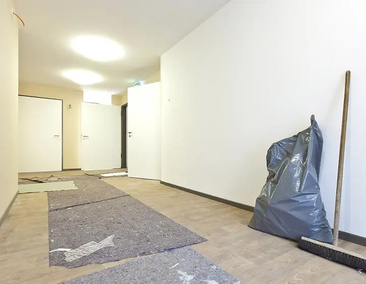 Im Flur eines Neubaus nach der Endreinigung