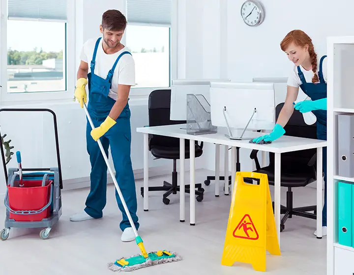 Profis bei der umfassende Tiefenreinigung eines Büros