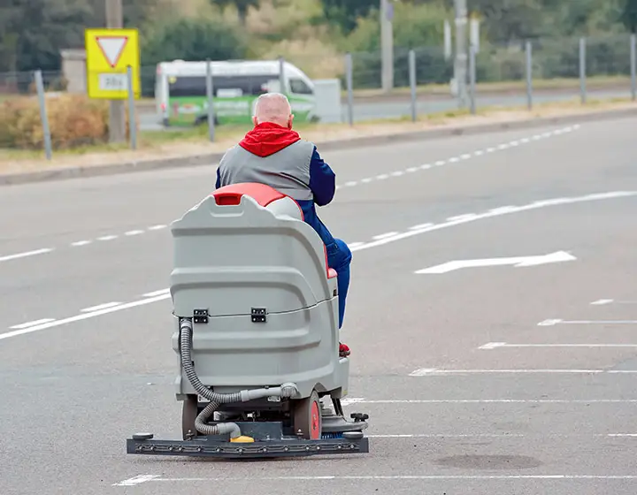 Ein Profi bei der professionellen Reinigung eines Parkplatzes