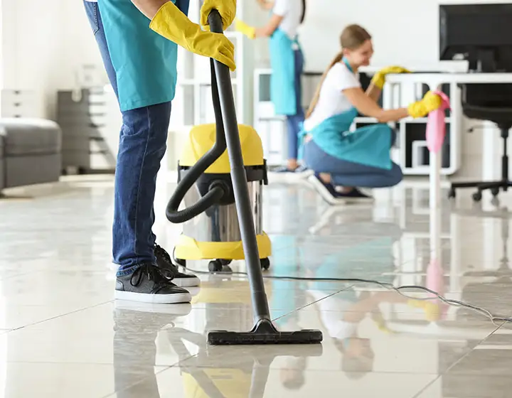 Reinigungsprofis bei der professionellen Reinigung von Büroräumen